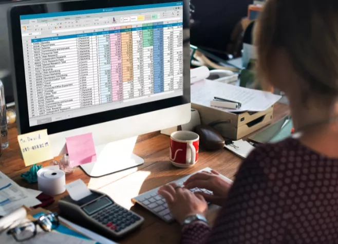 femme qui facture avec un tableau excel