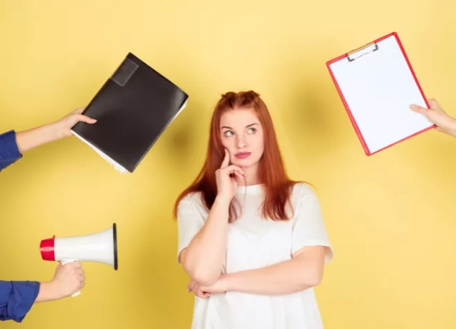 femme qui réfléchit pour proposer un candidat