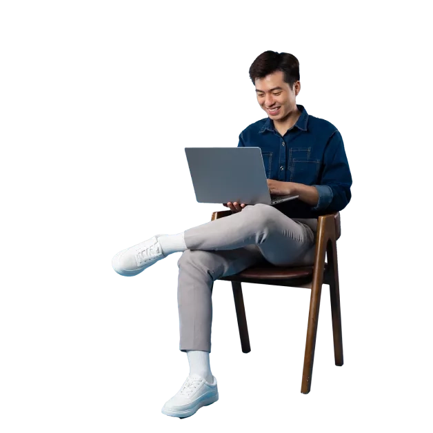 Homme assis sur une chaise utilisant son ordinateur