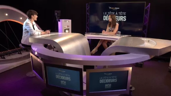 2 femmes parlent sur un plateau télé