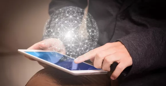 Personne utilisant une tablette