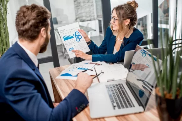 Service financier en train de comparer les coût de la masse salariale intérimaire 