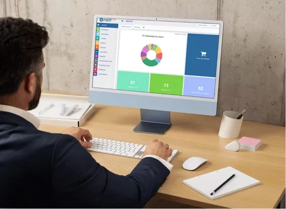 homme travaillant sur le logiciel PilOTT
