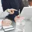 Groupe de personnes travaillant autour d'une tablette